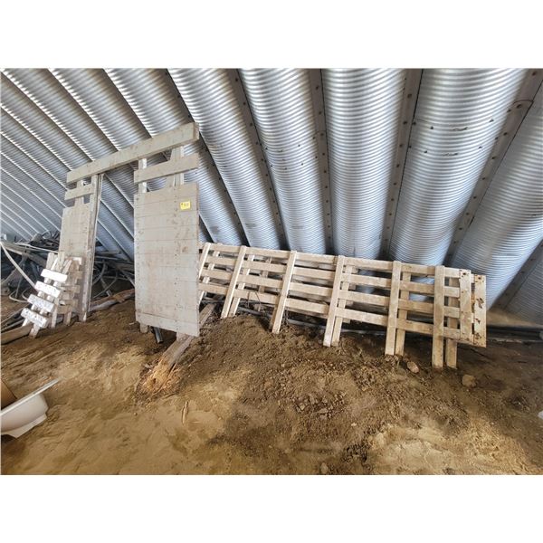 Stock rack and gate.   Located at 23012 Twp 604, North West of Thorhild. PH Gloria (780) 217-6036