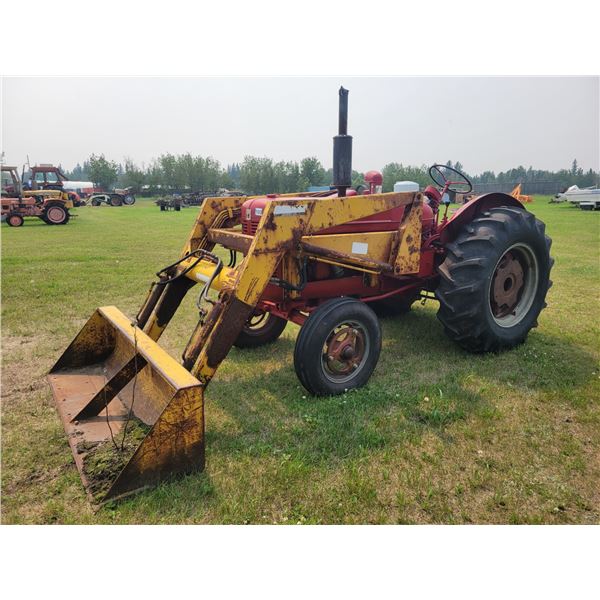 I.H W4 4cyl. dual hyds, PTO, Ezee on loader, V.G 14.9 x 26 tires, parked for a few years, will defin