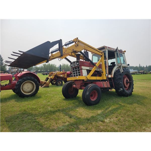 I.H 1066 hydro, c/w Eeze on 125 high lift front end loader, self leveling like new, saddle fuel tank