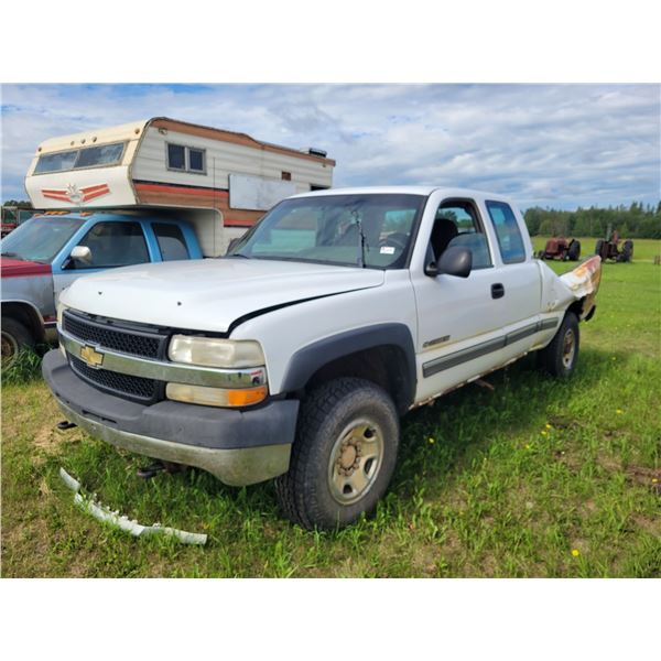 Approx 1997 White Chev 2500 HD ext. cab 4x4 truck, c/w all parts in box, 5th wheel rails, VG ironman
