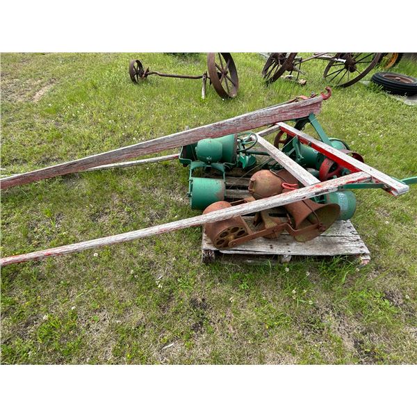 Hand seeder