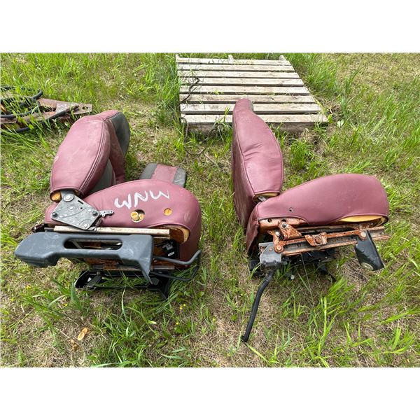 2 leather bucket seats