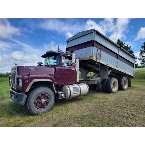 Approx 1988 Mack Econodyne Model R688ST. Mack power speed transmission. Air conditioning, air brakes