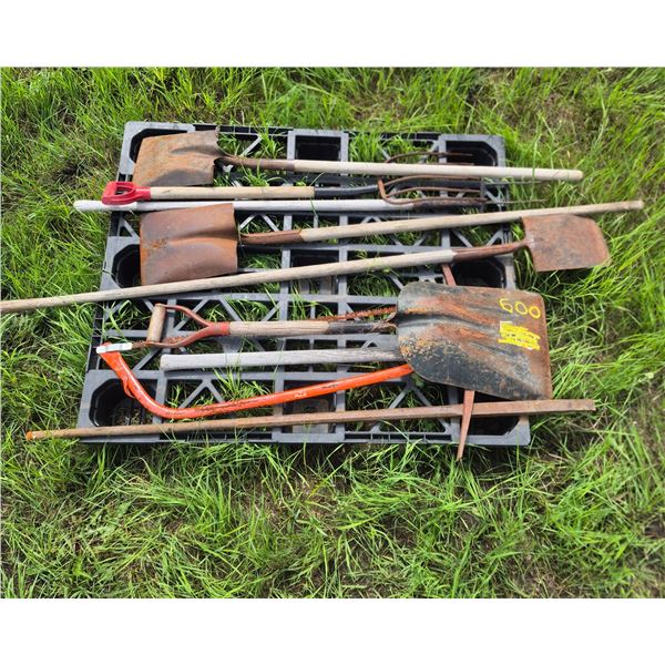 Pallet of garden tools, 5 tire fork, lining bar, pick etc.