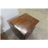 Image 5 : 2 End Tables/Night Stands – 25" x 21" x 17"