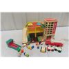 Image 1 : Fisher-Price Parking/Service Centre with Vehicles, Car Wash Area and People