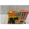 Image 2 : Fisher-Price Parking/Service Centre with Vehicles, Car Wash Area and People