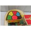 Image 3 : Fisher-Price Parking/Service Centre with Vehicles, Car Wash Area and People