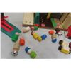 Image 5 : Fisher-Price Parking/Service Centre with Vehicles, Car Wash Area and People