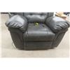 Image 5 : Leather-Style Power Recliner, Good Condition