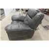 Image 6 : Leather-Style Power Recliner, Good Condition
