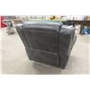 Image 7 : Leather-Style Power Recliner, Good Condition