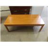 Image 11 : 3-Piece Matching Oak Coffee Table Set with 2 End Tables – 21" x 22" x 26" and 16" x 49½" x 23"