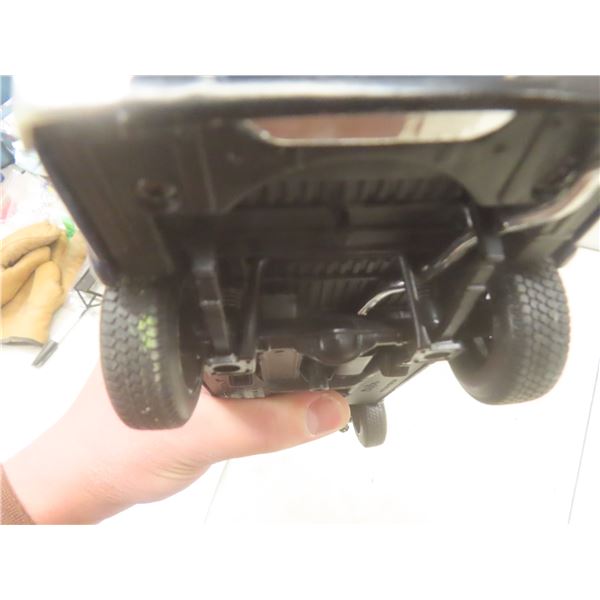 1/18 Scale 2004 GMC Canyon Die-Cast and 1/24 Lincoln Navigator with Trailer