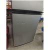 Image 3 : Master Chef Refrigerator with Top Freezer — Some Scratches & Dents, 60" × 28½" × 30"