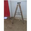 Image 5 : Step Stool and Wooden 3-Foot Step Ladder