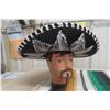 Image 2 : Authentic Mexican Sombrero and Blanket 2' x 5' 