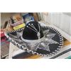 Image 4 : Authentic Mexican Sombrero and Blanket 2' x 5' 