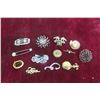 Image 1 : Nice Selection of Vintage Brooches 