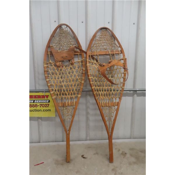 Set of Snowshoes 44'' x 13'' with Binders 