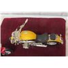 Image 4 : 2 Motorcycle Displays BMW & Honda 16'' Long