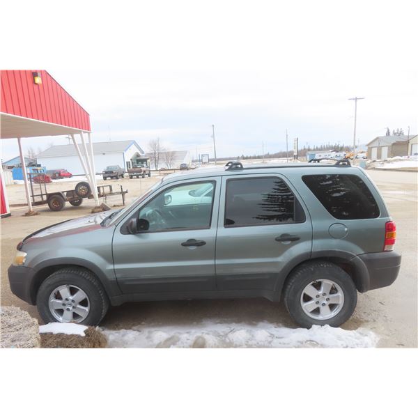 2005 Ford Escape SUV, V6, New Battery, 2 Sets of Tires (Winter/All Season), Has TOD, 203,000KM