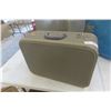 Image 5 : 4 Vintage Suitcases - 1 Set of 2 