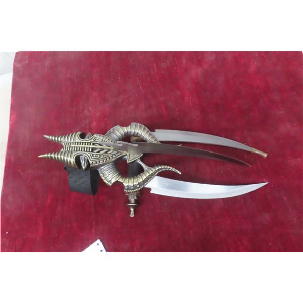 Tri Blade Hand Hunting Knife with Alien Head 