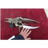 Image 2 : Tri Blade Hand Hunting Knife with Alien Head 