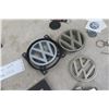 Image 6 : Volkswagen Items: Sign, Car Emblems, Book, Keychain