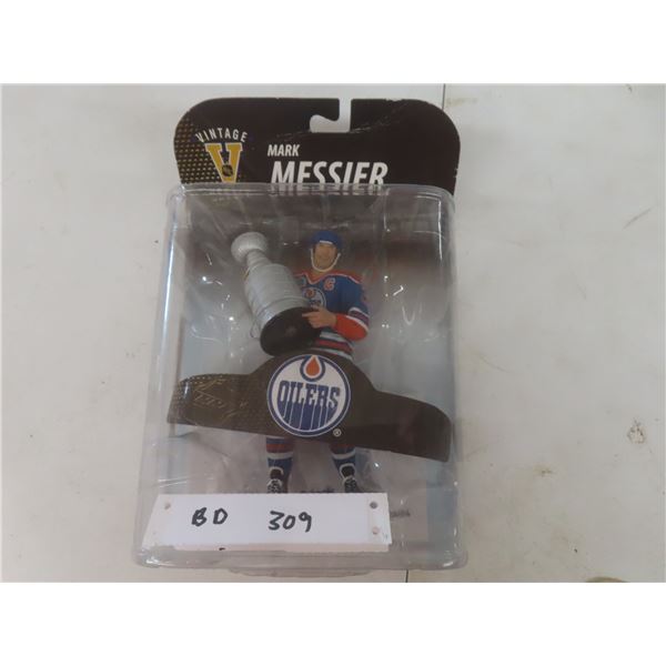 Vintage Edmonton Oilers Mark Messier McFarlane Figure w/ Stanley Cup