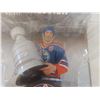 Image 2 : Vintage Edmonton Oilers Mark Messier McFarlane Figure w/ Stanley Cup