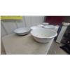 Image 2 : 8-Piece Vintage White Enamelware Collection w/ Red/Blue Trim – Basins, Bowls, Pot