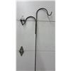 Image 3 : 84" Shepherd's Hook, 49" Garden Trellis, and 2 Tomato Cages