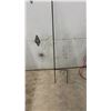 Image 4 : 84" Shepherd's Hook, 49" Garden Trellis, and 2 Tomato Cages