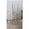 Image 5 : 84" Shepherd's Hook, 49" Garden Trellis, and 2 Tomato Cages