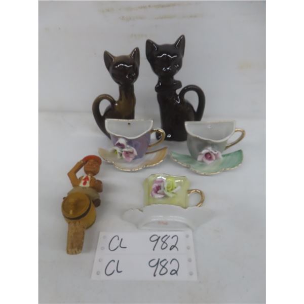 2 Blue Mountain Style Cats and 3 Hanging Tea Cups