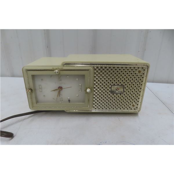Vintage Bulova Bakelite Radio/Clock, Model D120