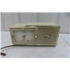 Image 1 : Vintage Bulova Bakelite Radio/Clock, Model D120