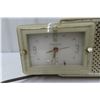 Image 2 : Vintage Bulova Bakelite Radio/Clock, Model D120