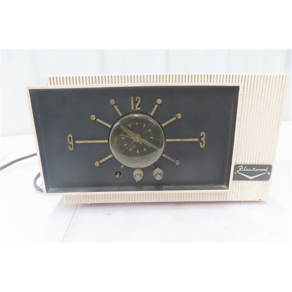 Vintage Fleetwood Model 5000 Bakelite Radio