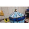Image 2 : Tiffany-Style Stained Glass Table Lamp with Blue Shade and Brass Base Vintage