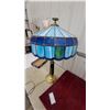 Image 5 : Tiffany-Style Stained Glass Table Lamp with Blue Shade and Brass Base Vintage