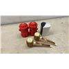 Image 8 : Collection of Vintage Salt and Pepper Shakers, Various Styles and Materials