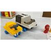 Image 3 : Fisher-Price Play Family Village with Space Figures, Vehicles & Accessories
