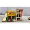 Image 3 : Fisher-Price Little People Play Family Parking Garage with Cars and Figures