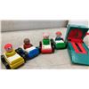 Image 4 : Fisher-Price Little People Play Family Parking Garage with Cars and Figures