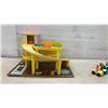 Image 5 : Fisher-Price Little People Play Family Parking Garage with Cars and Figures