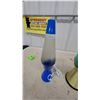 Image 3 : Pair of Lava Lamps - Blue/Grey and Gold/Green/Teal