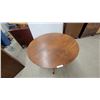 Image 2 : Antique Round Oak Pedestal Dining Table 28 x 44" Diameter